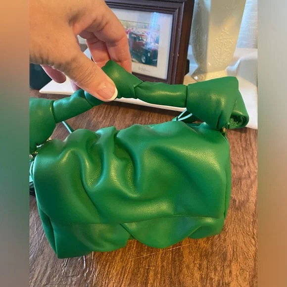 BAG- ZARA shoulder bag. Poofy Green. Long shoulder and poofy handle straps. - Picture 6 of 10